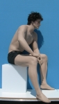 2707 manichino realistico uomo color carne seduto su cubo precolorato