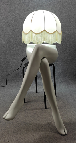 001 LAMPADA CORPO DONNA GAMBE 1G - Lampada gambe di donna con paralume