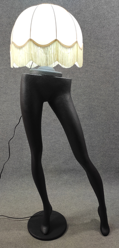 001 LAMPADA CORPO DONNA GAMBE 2G - Lampada gambe di donna con paralume