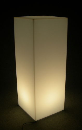 Espositore parallelepipedo illuminato da lampada a tonalità calda