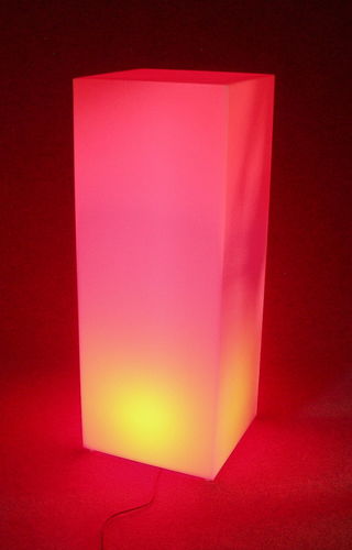 Espositore parallelepipedo illuminato da lampada rossa